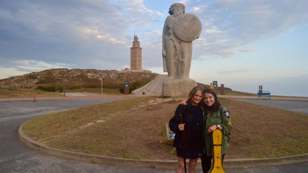 Cristina Rubirosa junto con la hermana de John Lennon en A Coruña
