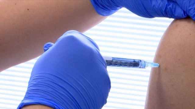 La vacuna de Novavax contra la Covid-19 siendo administrada en ensayos clínicos.
