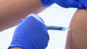 La vacuna de Novavax contra la Covid-19 siendo administrada en ensayos clínicos.