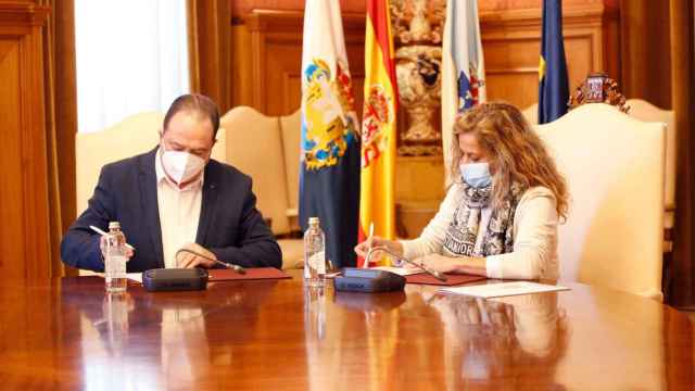 La presidenta de la Diputación y el alcalde del municipio pontevedrés durante la firma del acuerdo.