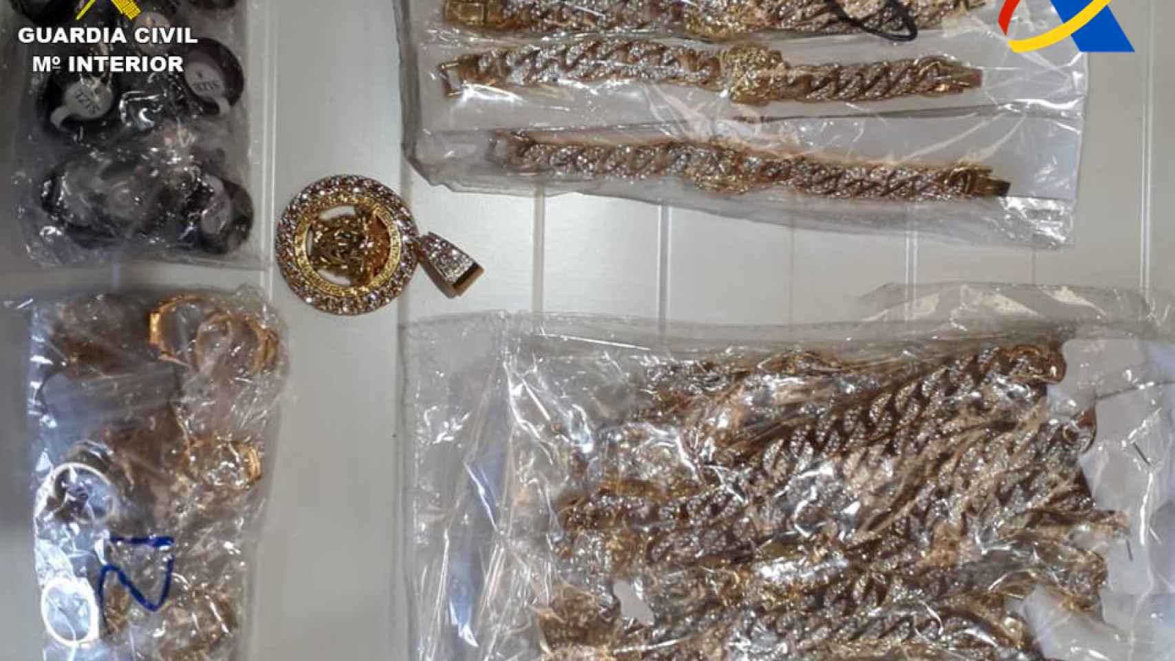 Algunas de las joyas de lujo falsas que han sido requisadas en el Puerto de Alicante.
