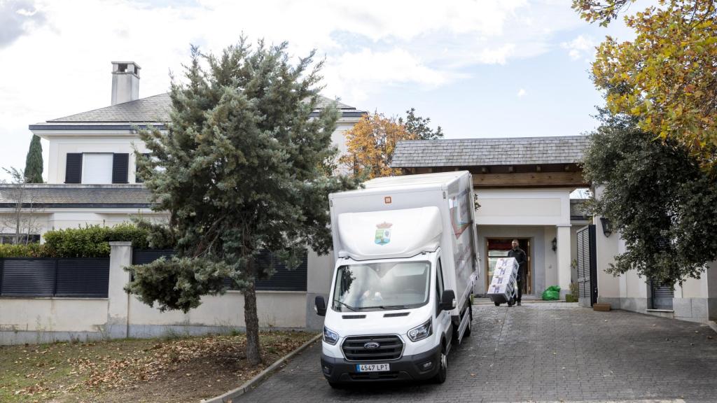 El camión de mudanzas saliendo de la que fue la casa de Teresa Campos en Molino de la Hoz, Las Rozas.