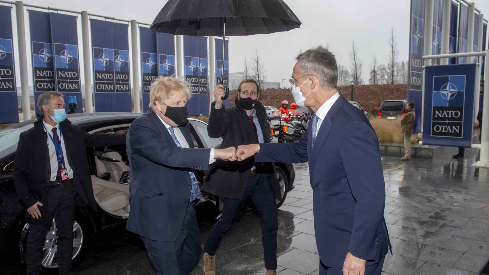 Boris Johnson saluda a Jens Stoltenberg durante su visita a la OTAN de este jueves