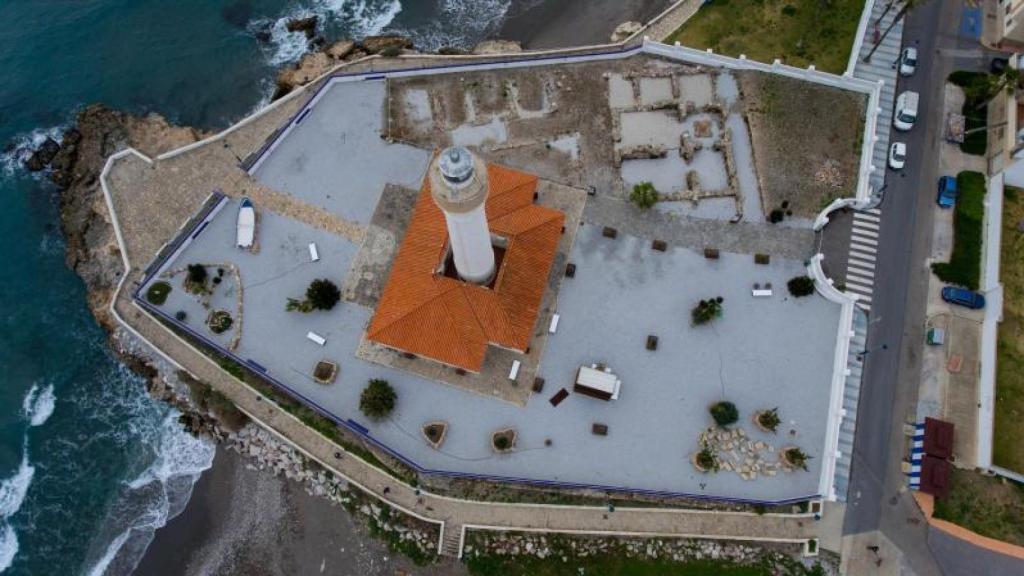 Junto al faro de Torrox se localiza el yacimiento de Caviclum.