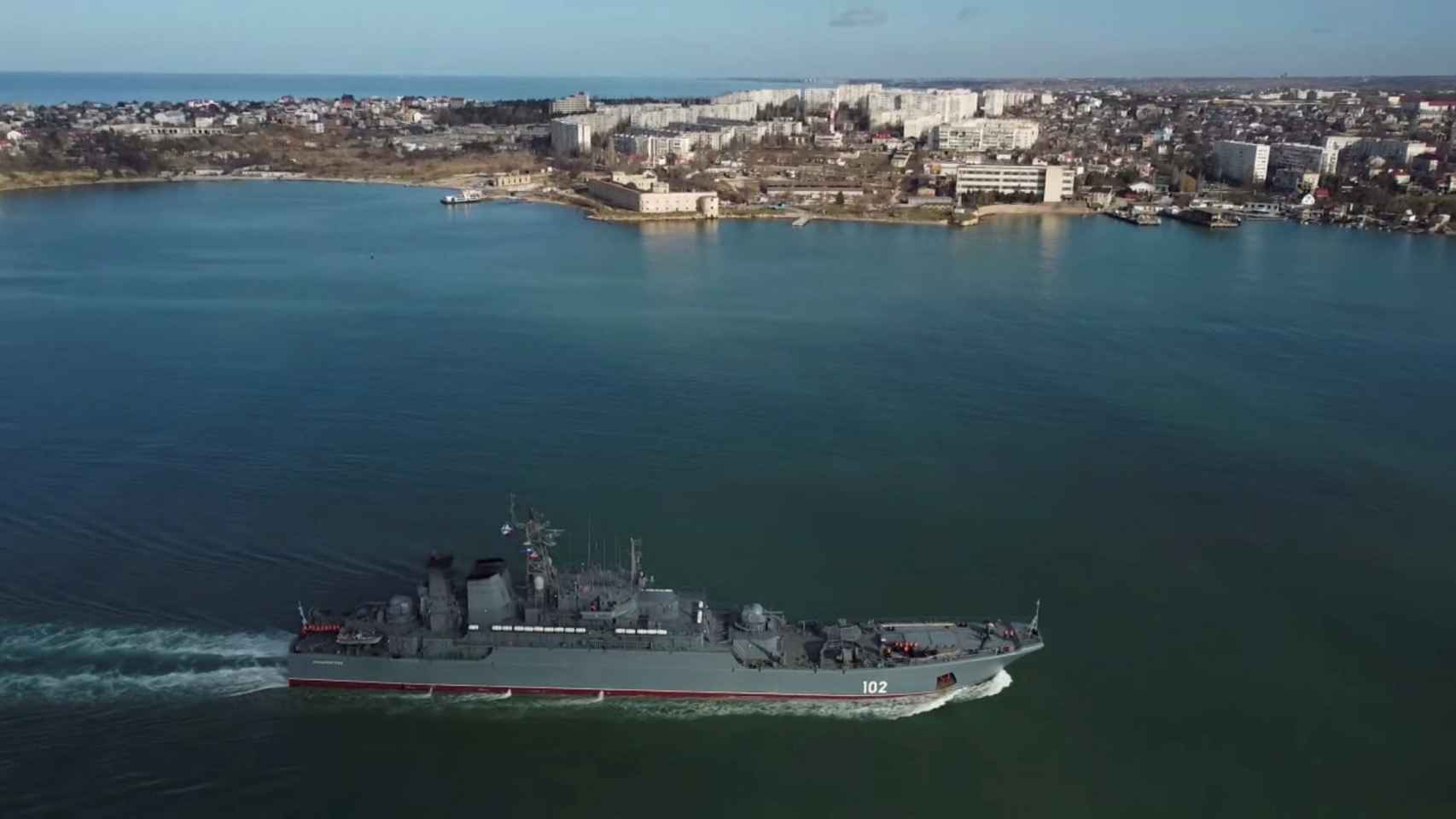 Un buque de guerra ruso llegando al puerto de Sevastopol, en el Mar Negro.