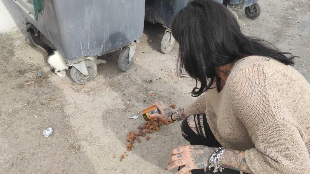 Pepa Tenorio alimentando a los gatos que viven cerca de su casa.