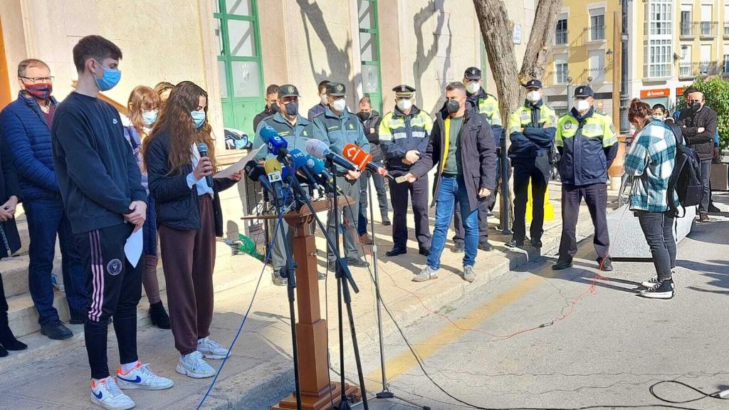 Dos alumnos del instituto Juan de la Cierva de Totana donde estudiaban la víctima y el agresor, este miércoles, leyendo un manifiesto contra la violencia de género en el Ayuntamiento.