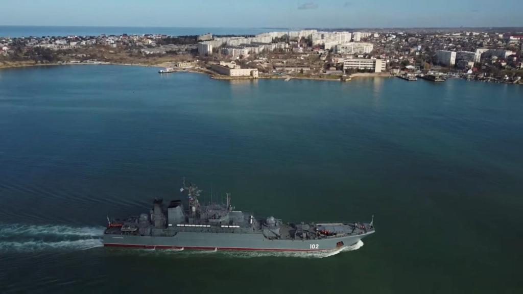 Un buque ruso llegando a Sebastopol, Crimea, este jueves.
