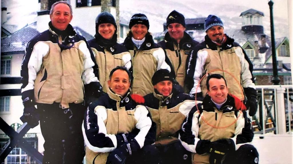 Los ocho hermanos Fernández Ochoa, reunidos en la nieve antes de la muerte de Paco y Blanca. De izquierda a derecha, de pie: Paco, Blanca, Lola, Juan Manuel y Luis. Agachados, Ricardo, Jesús y José María.