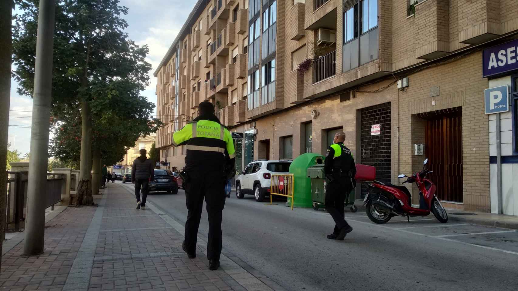 Dos policías locales de Totana, este miércoles, frente al bloque de pisos de la avenida de la Rambla de la Santa donde se veía la pareja.