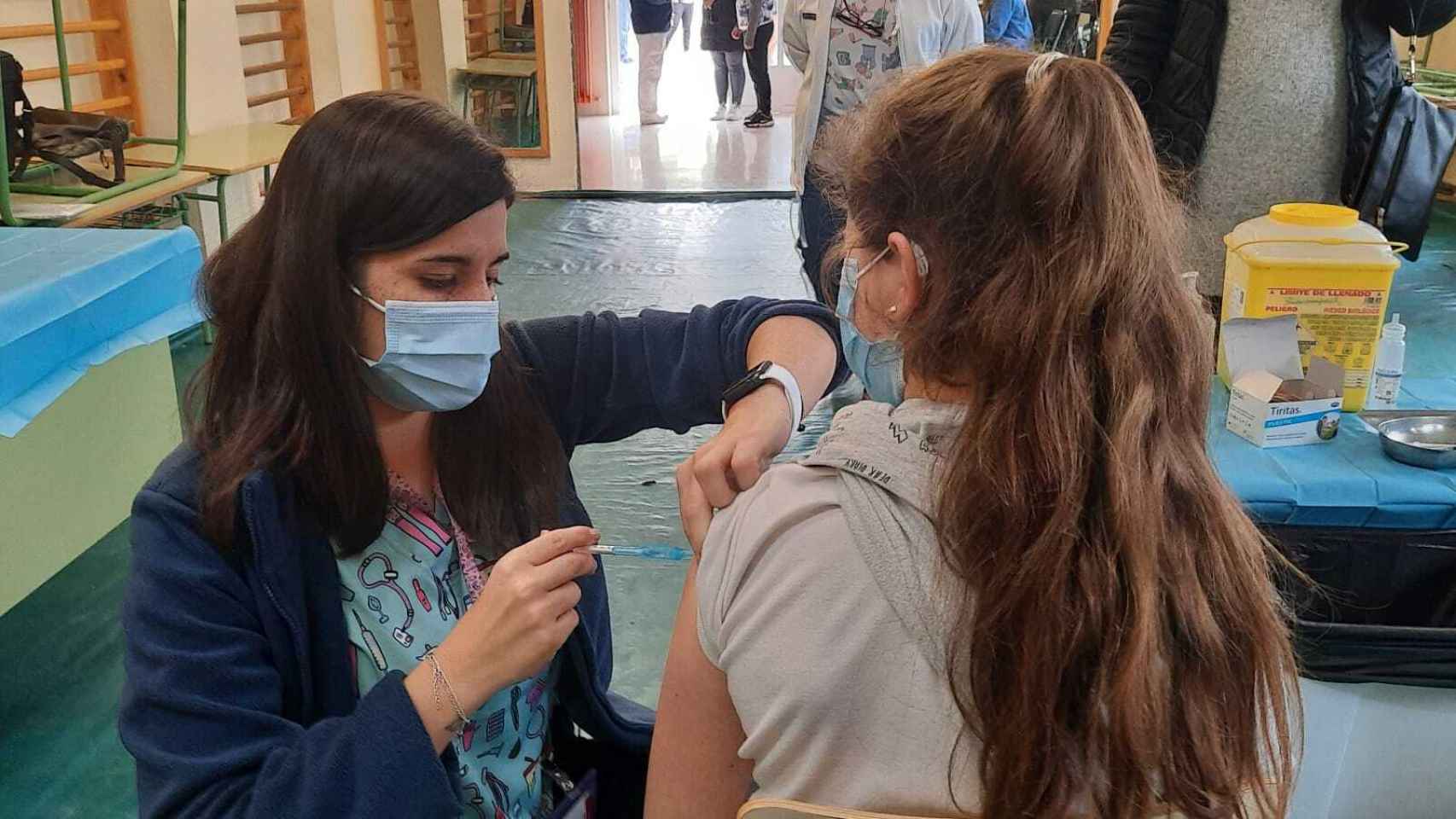 Vacunación pediátrica en el CEIP Nuestra Señora de la Paz (Alicante).