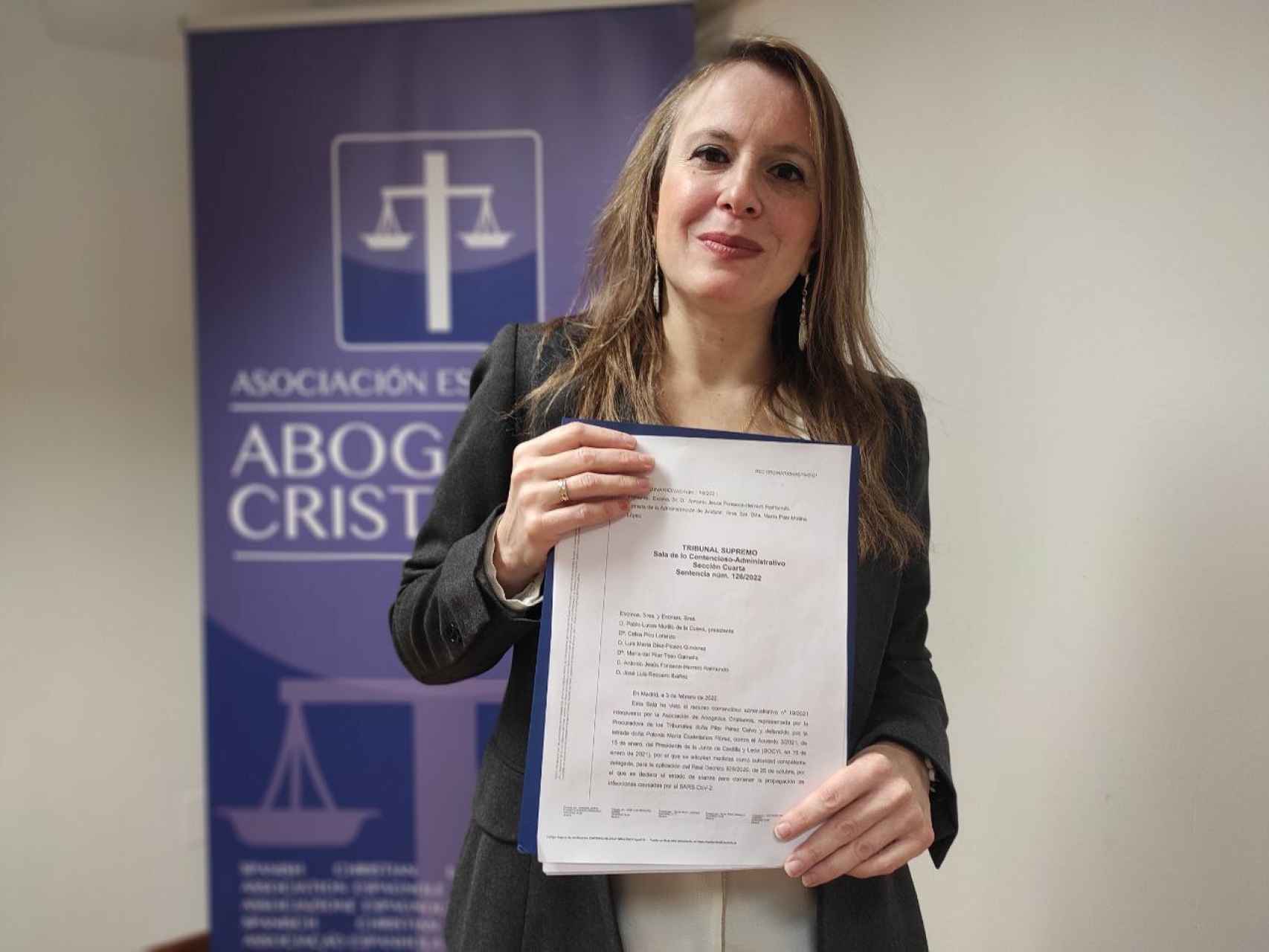 La presidenta de Abogados Cristianos, Polonia Castellanos, sostiene la sentencia del Tribunal Supremo.