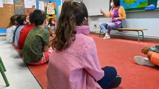 Una clase con los pequeños con mascarilla