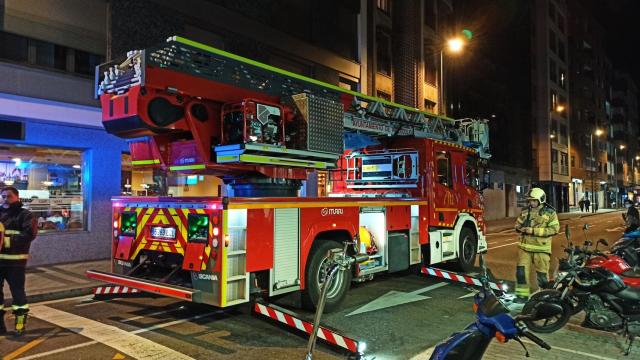 Imagen de archivo de un camión con grúa de los Bomberos de Valladolid