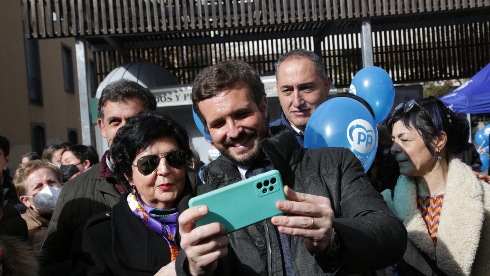 Pablo Casado se hace fotos con simpatizantes del PP en Zamora | Foto: ICAL - JL. Leal