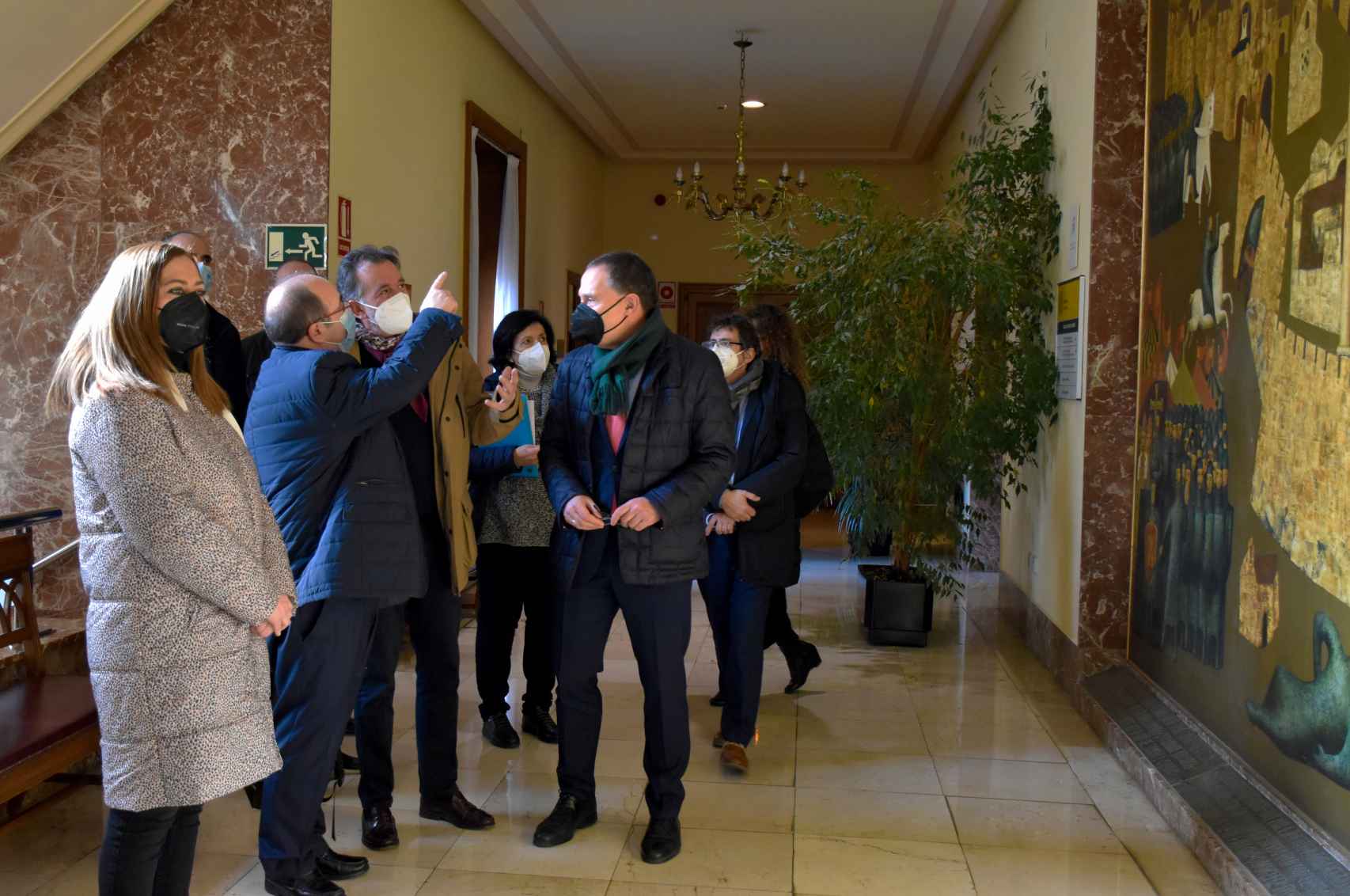El ministro de Cultura, Miquel Iceta interesándose por el cuadro de Antonio Pedrero del Cerco de Zamora