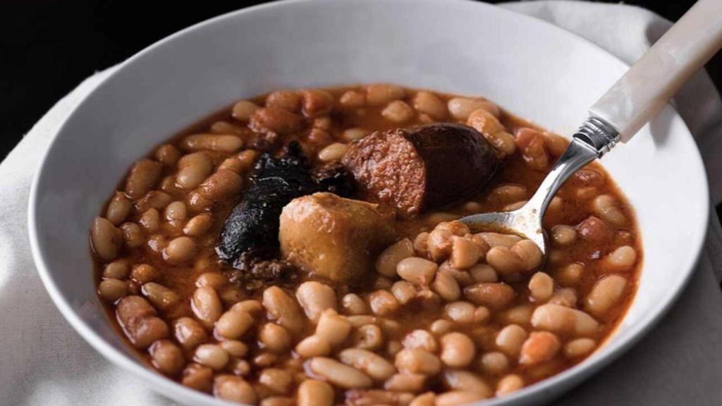 Un plato de fabada casero.