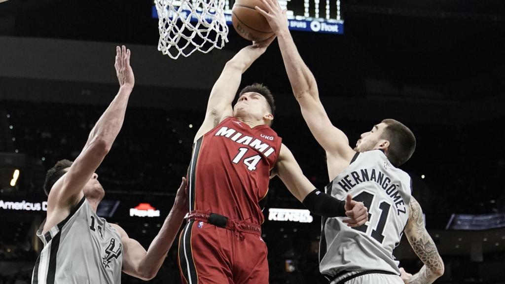 Juancho Hernangómez coloca un tapón ante los Miami Heat