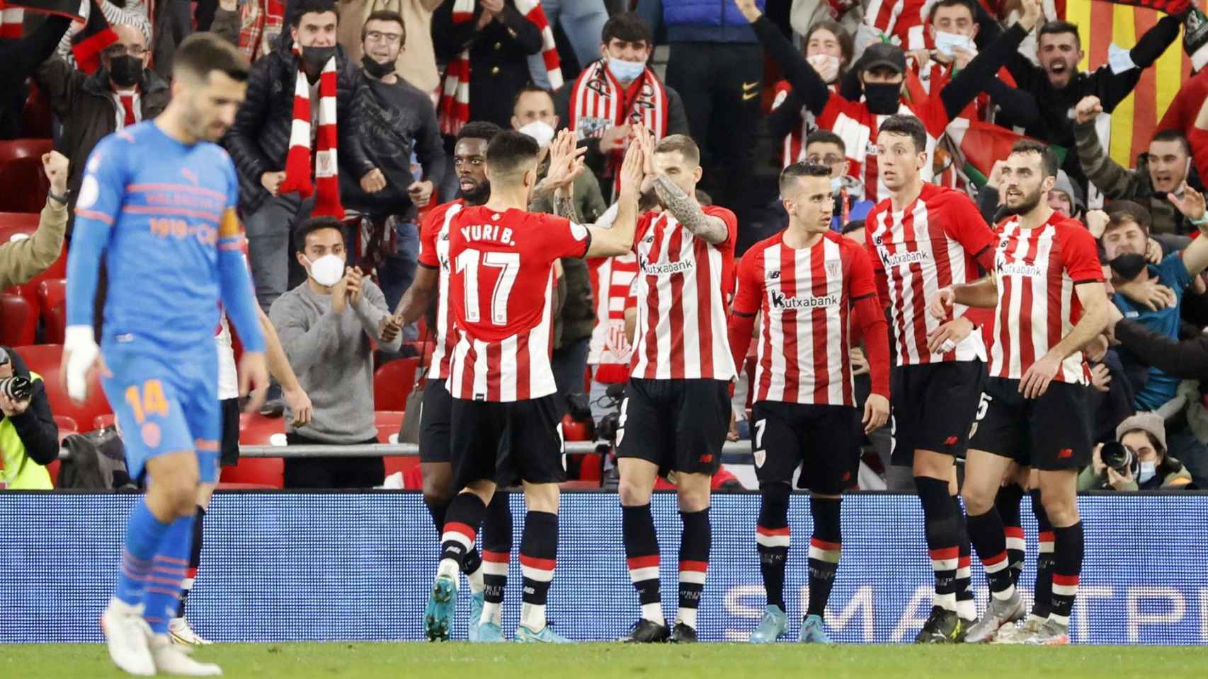 Los jugadores del Athletic Club celebran su gol al Valencia