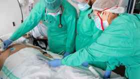 Enfermeros atienden a un paciente con COVID-19. Fotografía: archivo.