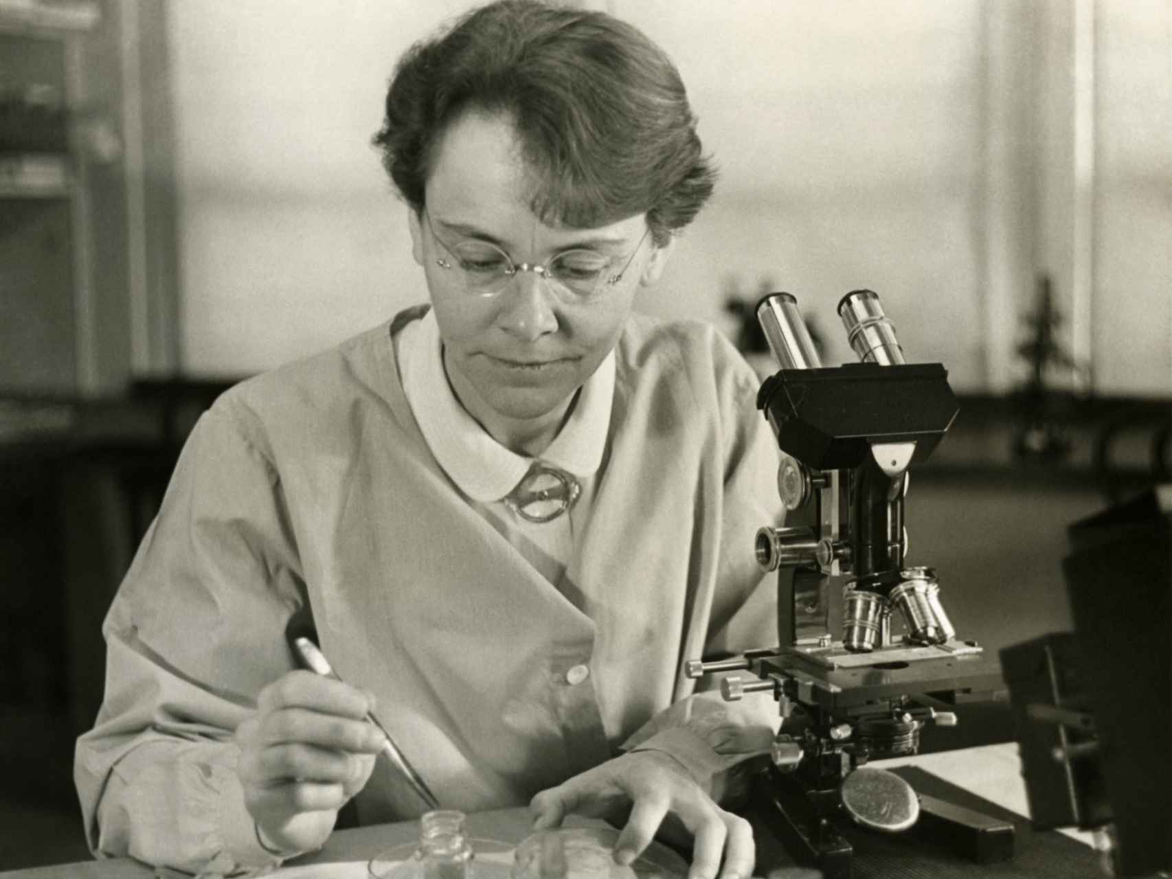 Barbara McClintock en su laboratorio en 1947