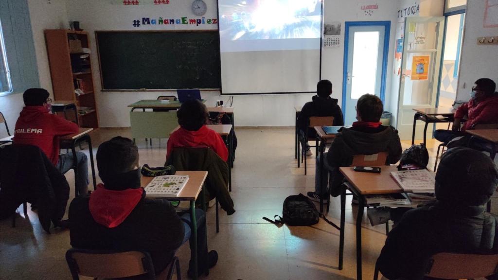 Alumnos y alumnas del colegio Trilema, durante el visionado de un documental sobre el metaverso.