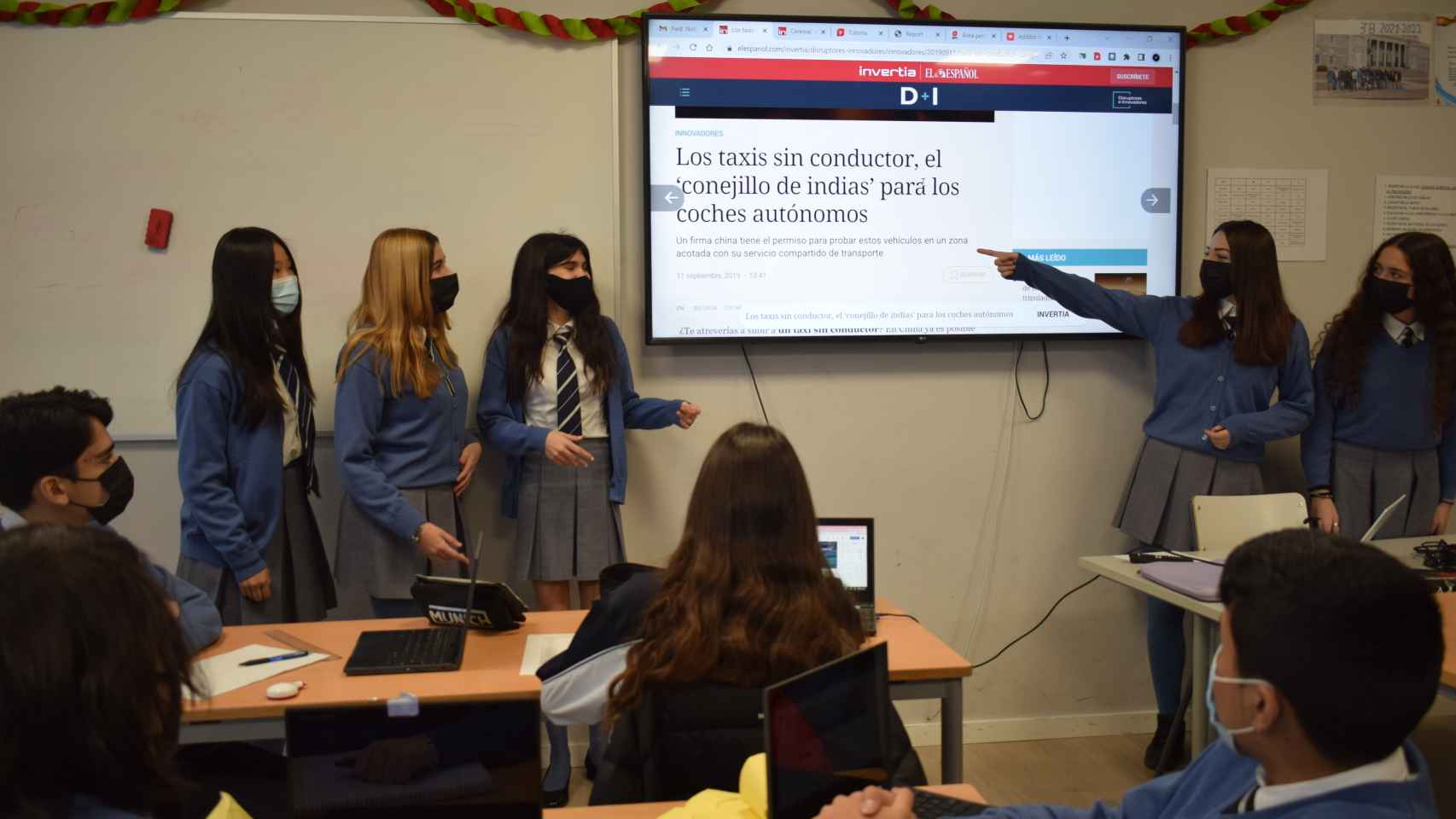 Alumnas de ESO del colegio Santa Gema de Madrid, debaten tomando un artículo de D+I como referencia.