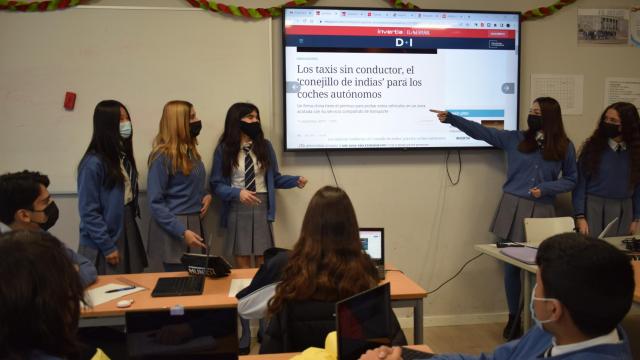 Alumnas de ESO del colegio Santa Gema de Madrid, debaten tomando un artículo de D+I como referencia.