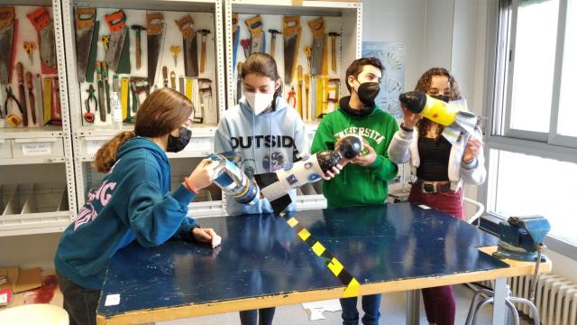 Alumnas del IES Bovalar de Castellón, aprenden de la tecnología aeroespacial durante la actividad.