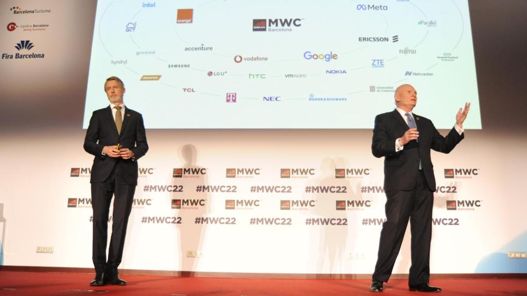 El director general de la GSMA, Mats Granryd, y el consejero delegado de GSMA, John Hoffman, en la presentación del MWC 2022.