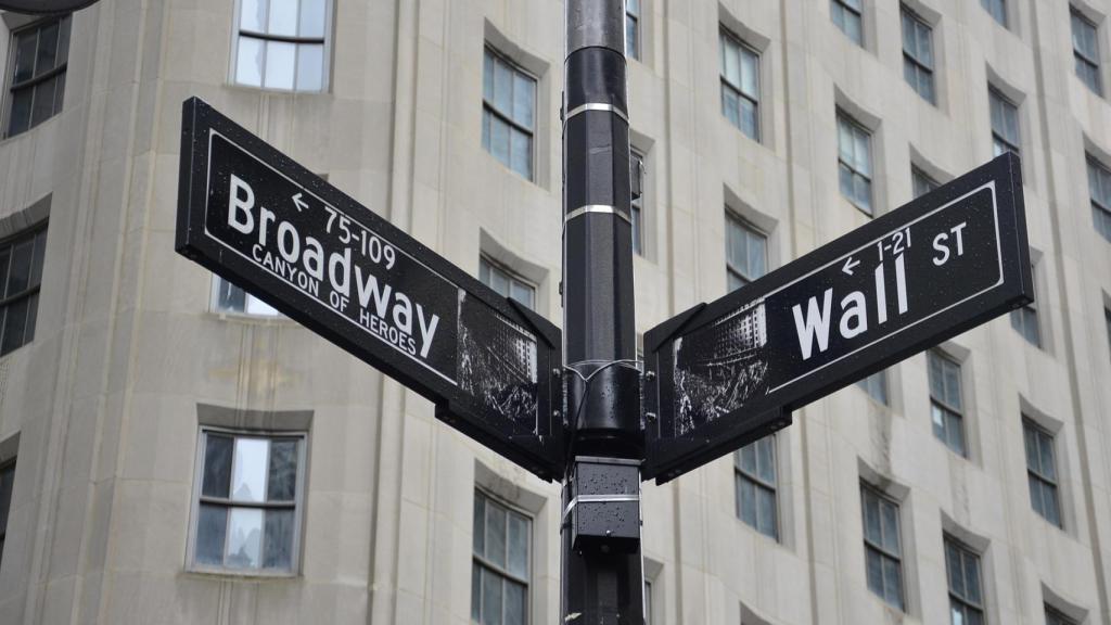 Un cartel en el que señalan las calles Broadway y Wall Street en Nueva York.