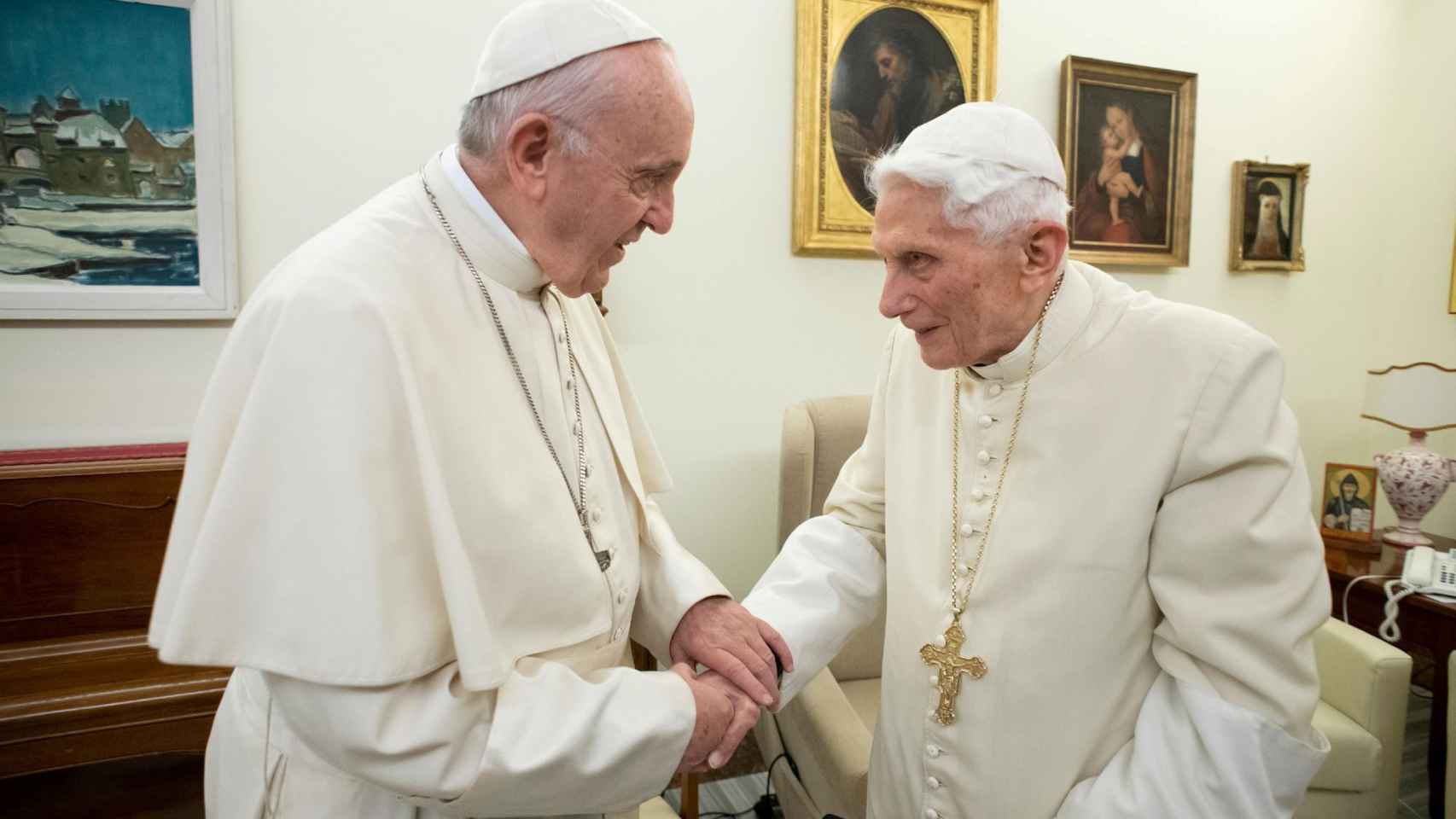 El papa Francisco junto a Benedicto XVI en el Vaticano en diciembre de 2018.