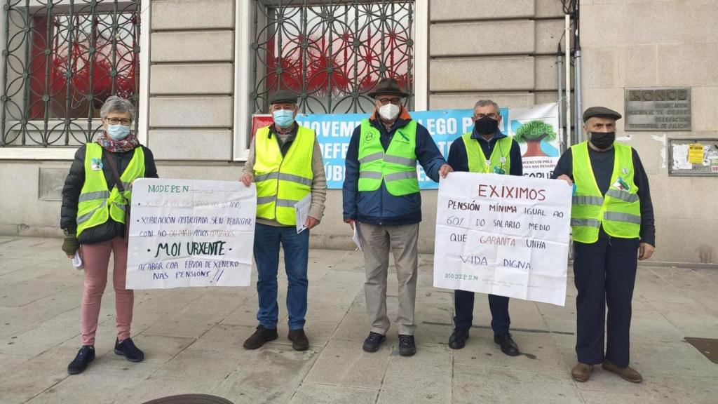 Miembros del Movemento Galego pola Defensa das Pensiónsde dos Servizos Públicos, concentrados este jueves en A Coruña.