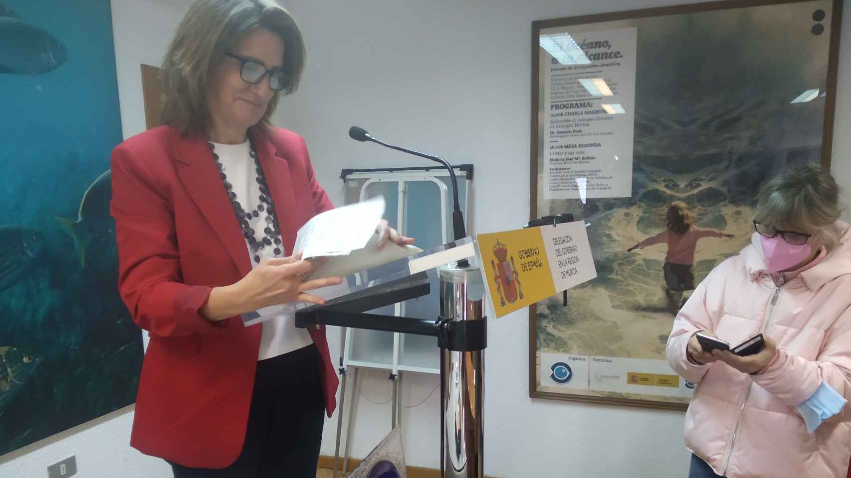La ministra, este viernes, preparando su comparecencia ante los medios en el Instituto Español de Oceanografía.