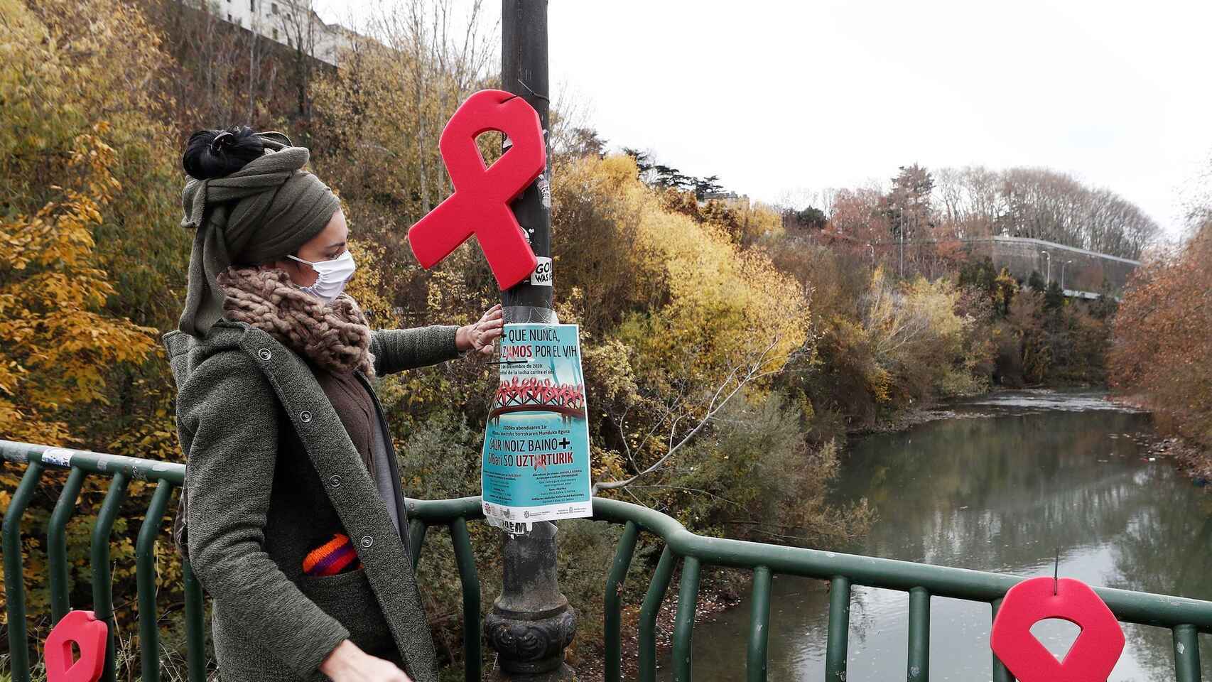 Lazos rojos en el puente de la Rochapea de Pamplona por el Día Mundial del Sida