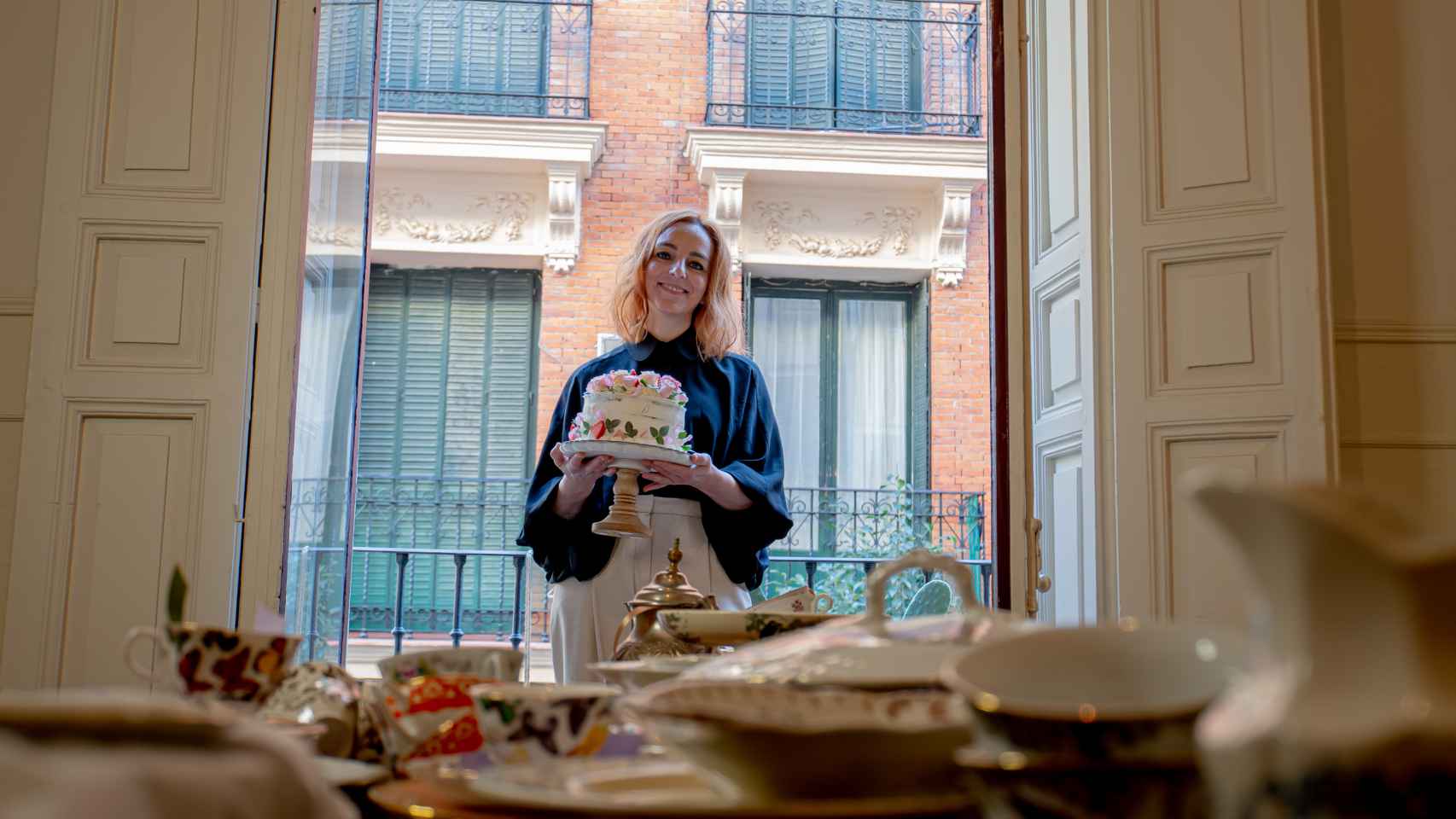 Mónica García posa con una de sus tartas para EL ESPAÑOL.