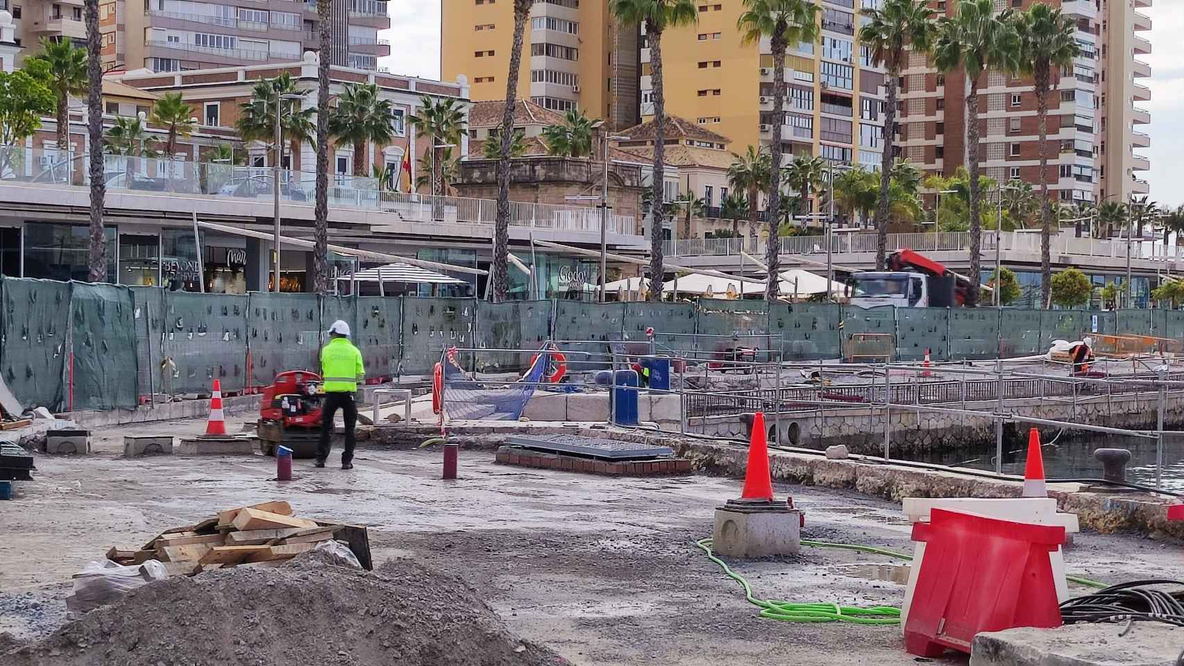 Por desgracia, las escaleras que dan al mar del puerto de Málaga están en obras.