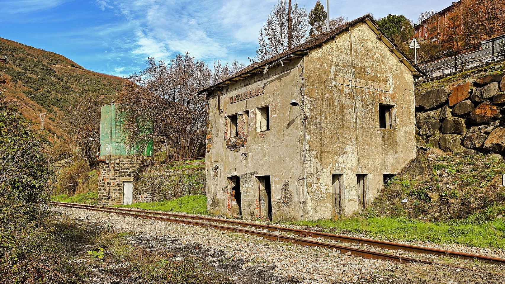 Antigua estación de ferrocarril en Matarrosa del Sil.