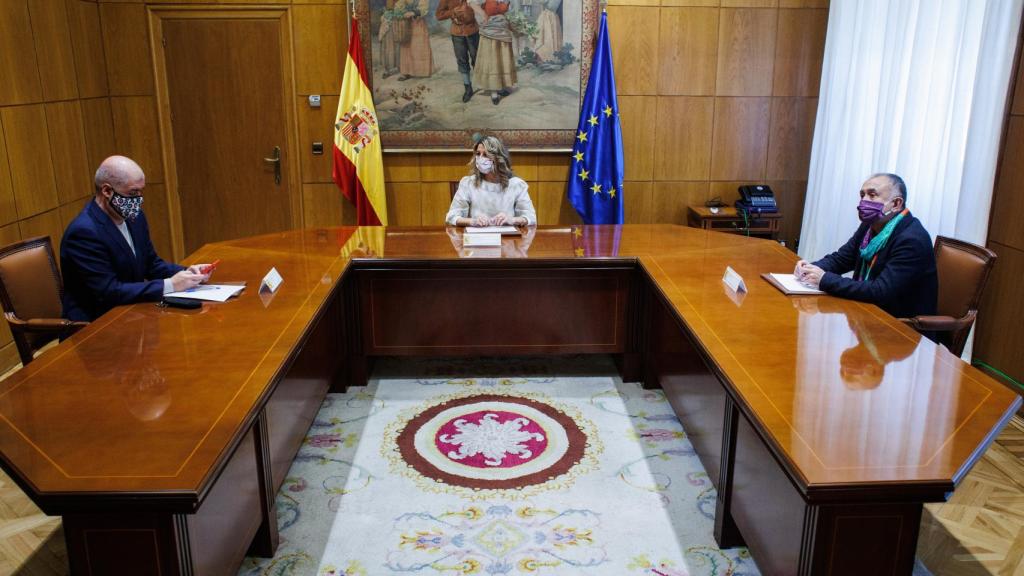 Unai Sordo, Yolanda Díaz y Pepe Álvarez, durante la firma del acuerdo para subir el SMI.