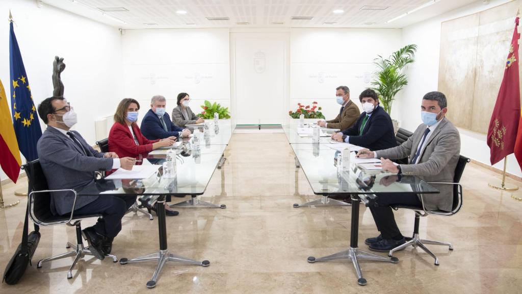 La ministra Teresa Ribera y el presidente del Gobierno de la Región de Murcia, Fernando López Miras.