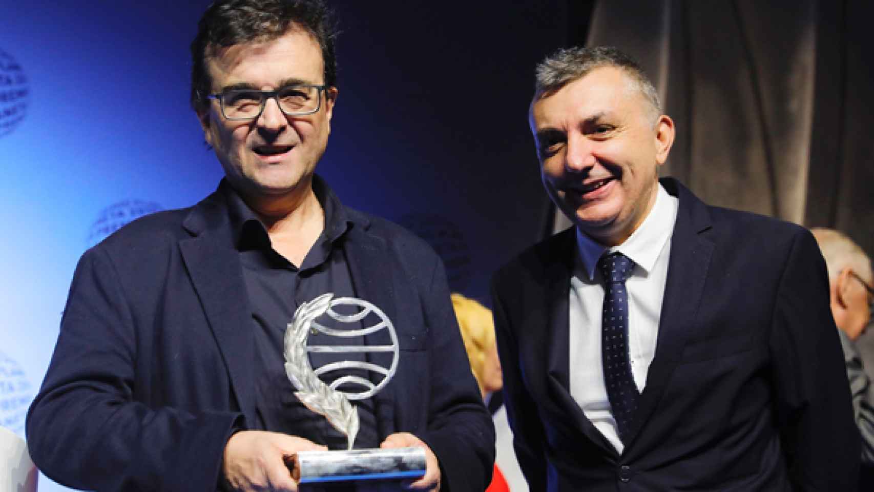 Manuel Vilas, finalista del Planeta, con Javier Cercas, el ganador.