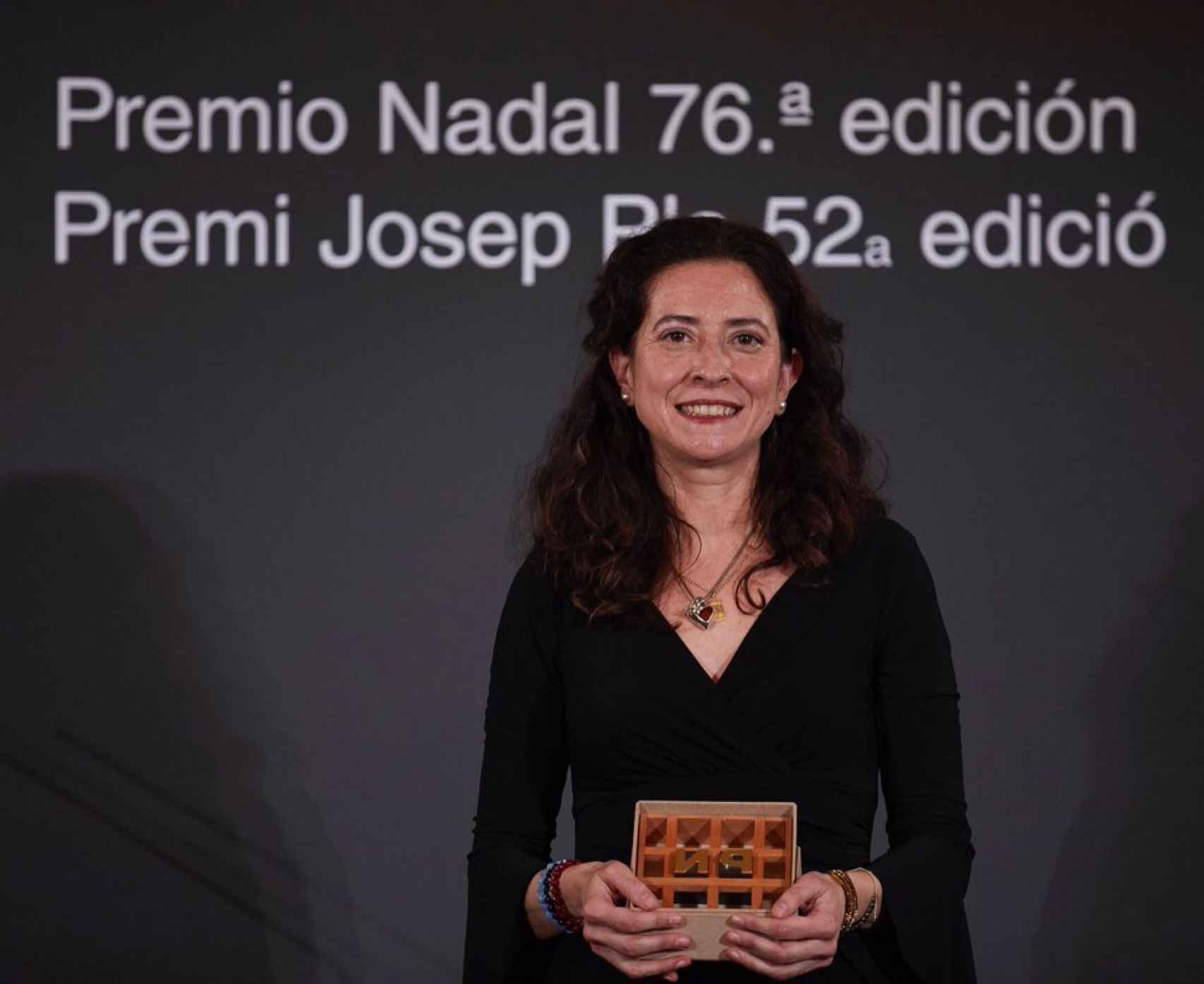 Ana Merino recibiendo su premio Nadal 2020.