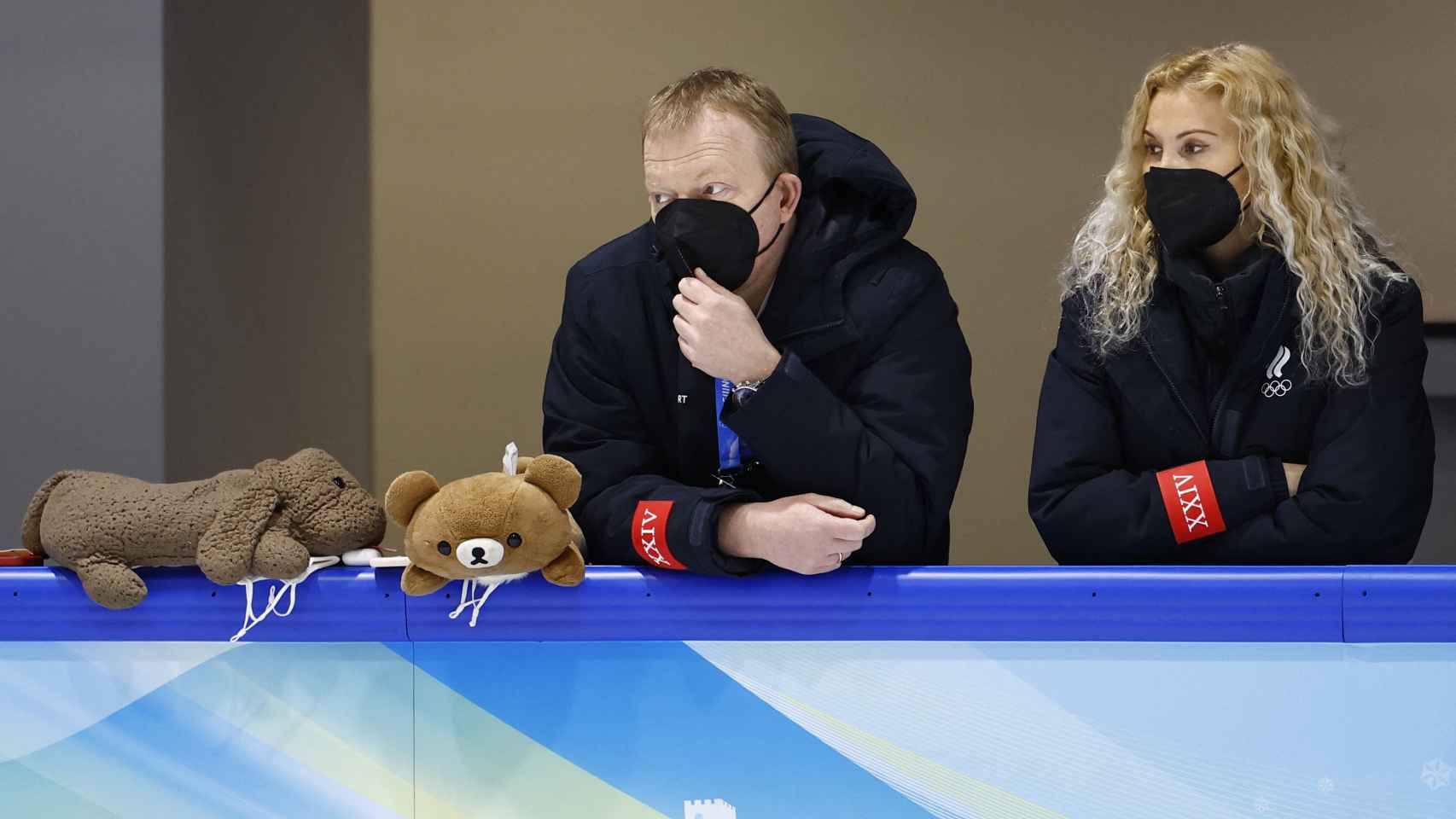 Eteri Tutberidze, a la derecha, presenciando un entrenamiento en Pekín 2022