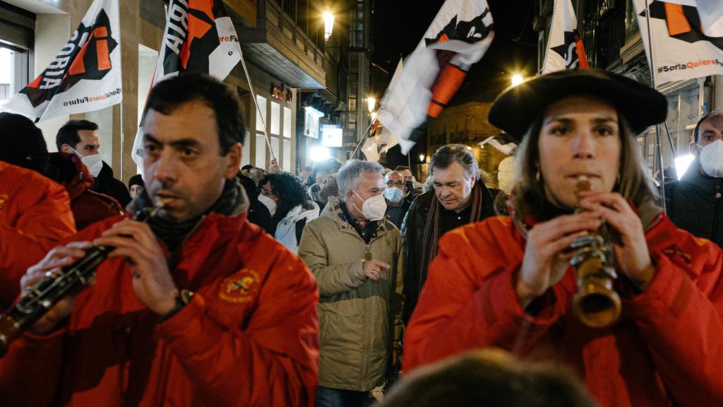 Concha Ortega / ICAL . Los gaiteros acompañan al candidato Angel Ceña, junto al diputado de Teruel Existe, Tomás Guitarte durante el acto de fin de campaña de Soria ¡Ya!