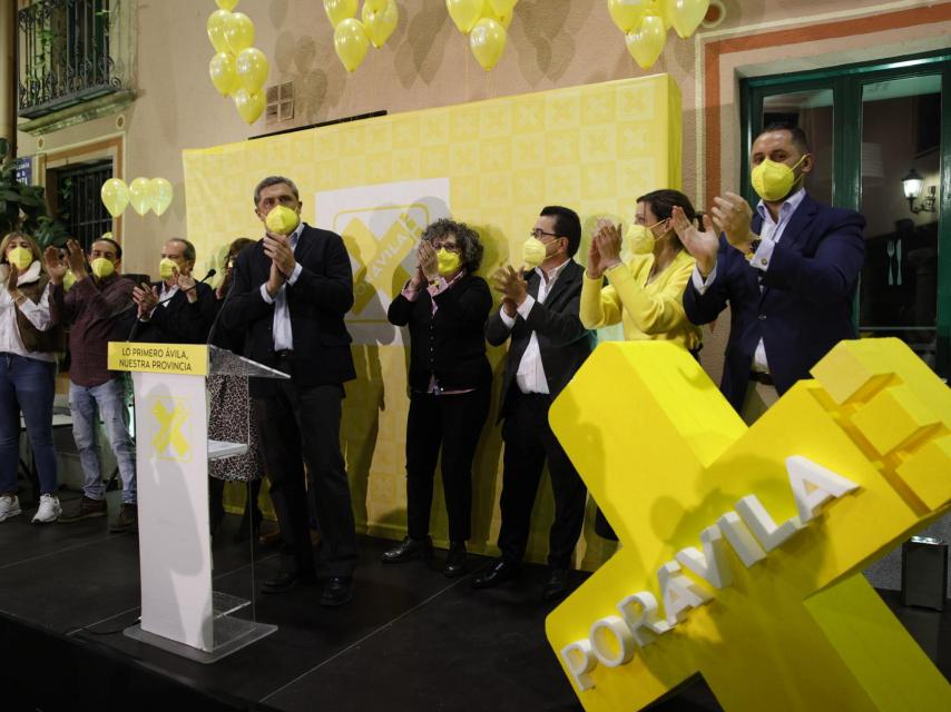 Ricardo Muñoz-Martín / ICAL . El presidente de Por Ávila, José Ramón Budiño, acompañado por el candidato a las elecciones autonómicas del 13 de febrero, Pedro Pascual, atienden a los medios de comunicación de forma previa al acto de cierre de campaña.