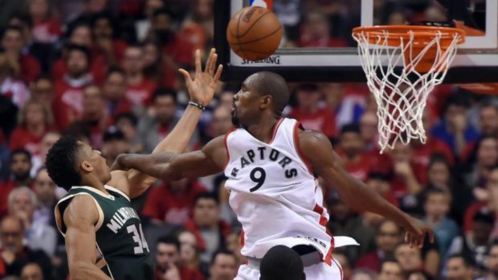 Ibaka y Antetokounmpo, durante un partido de la NBA