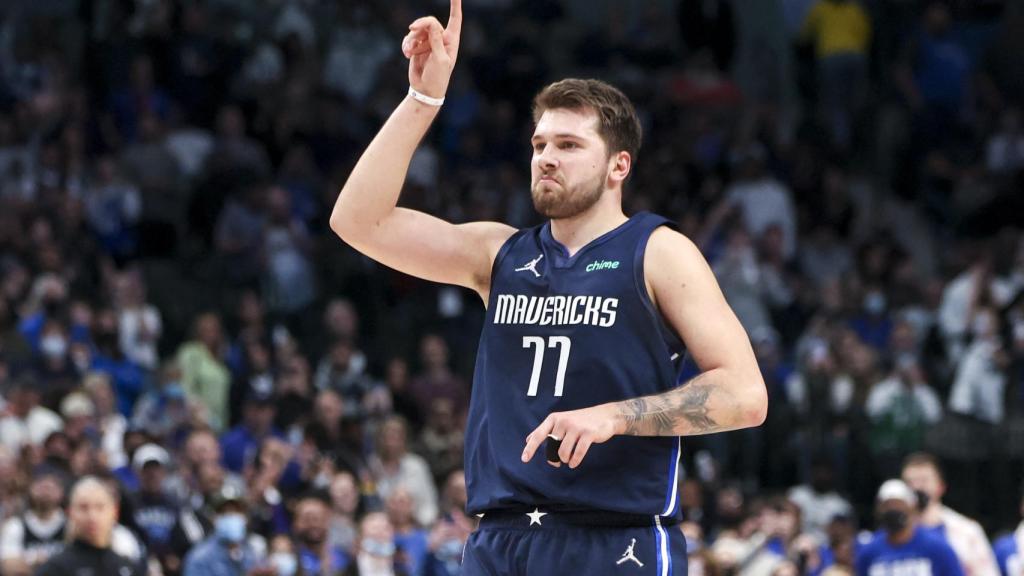 Luka Doncic celebra una canasta con los Dallas Mavericks