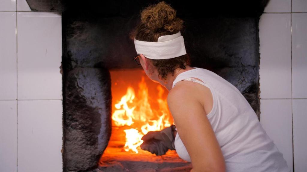 Una panadera de Castilla-La Mancha enciende su horno. Foto: Maestros del Pan