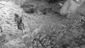 Imagen de un cazador ilegal armado con un rifle (captada por una cámara de FAPAS).