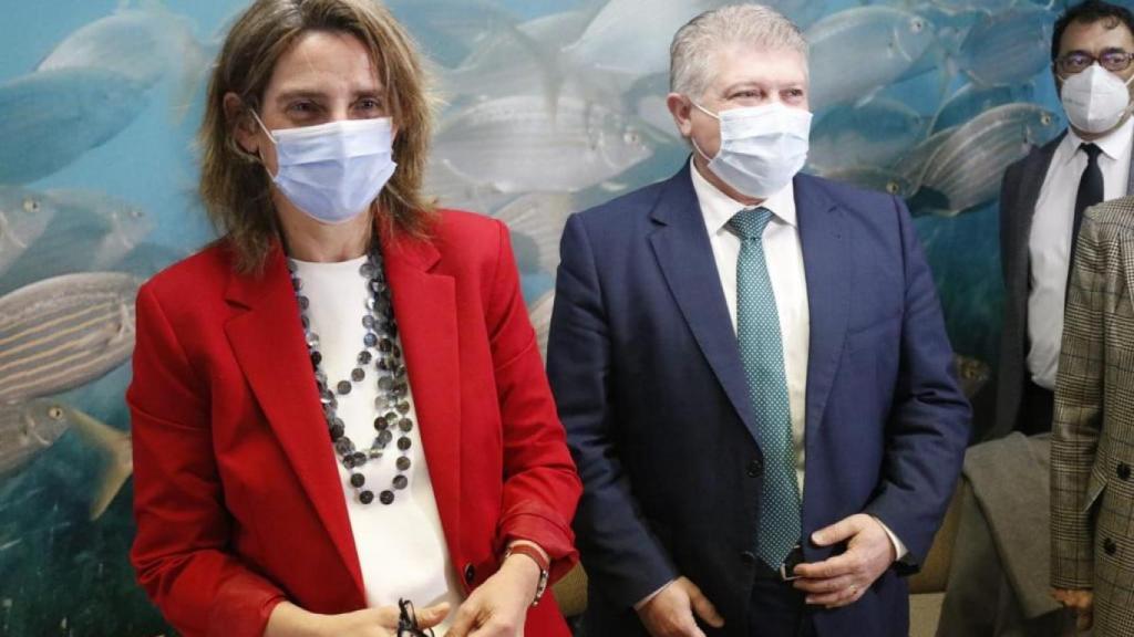 La ministra Teresa Ribera, este viernes, en San Pedro del Pinatar, junto al delegado del Gobierno, José Vélez.